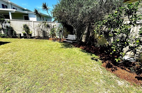 South Evans Head House | Retro pet-friendly cottage near beach, river & RSL with air-con, comfortable interiors