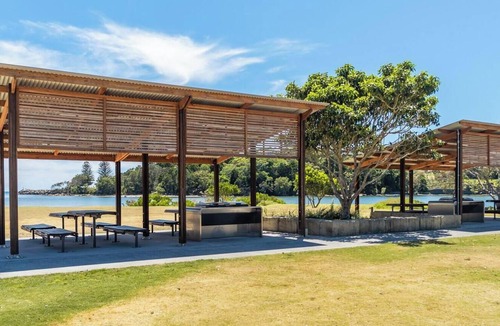 South Evans Head House | Retro pet-friendly cottage near beach, river & RSL with air-con, comfortable interiors