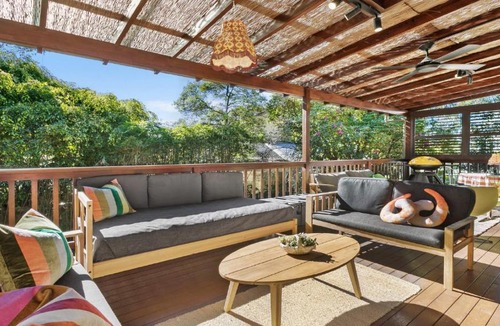 Bateau Bay House | Retro Vibes