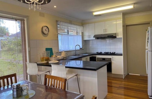 Ringwood House | Ringwood 4BR House near Eastland + Parking