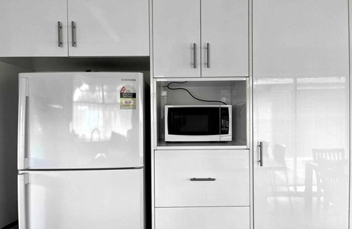 Ringwood House | Ringwood 4BR House near Eastland + Parking