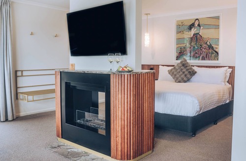 Strahan Hotel | Risby Cove