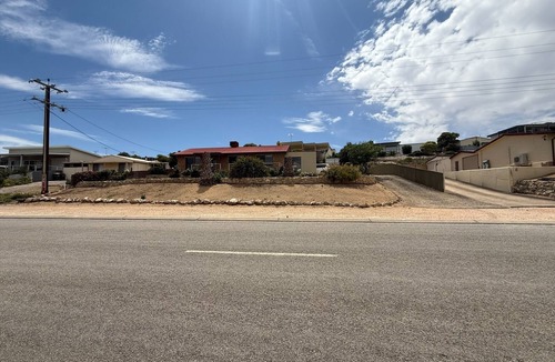 Tiddy Widdy Beach House | Rise and Tide Beach House - Esplanade! Sea Views! Off Peak special available!