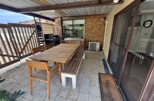 Tiddy Widdy Beach House | Rise and Tide Beach House - Esplanade! Sea Views! Off Peak special available!