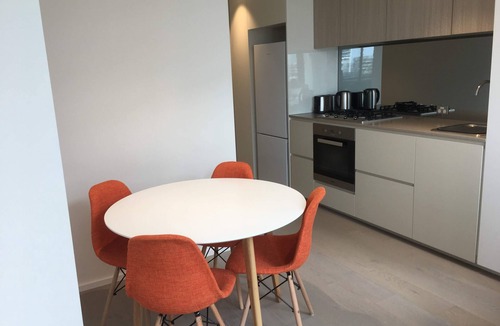 Docklands Apartment | River Delight: Free Parking, Gym