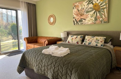 Bright Hotel | Riverbank Park Motel