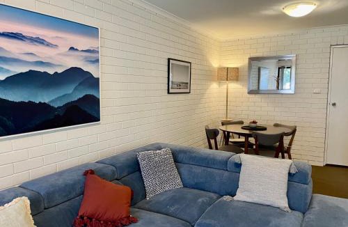 Wagga Wagga Apartment | “Riverbank Retreat” Central unit on the river