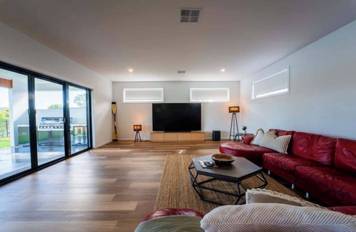 Seymour House | Riverfront, 10 min to The Bend