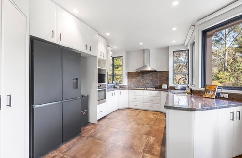Merrijig House | Riverfront Alpine Retreat - Mt Buller Gateway - Sleeps 10