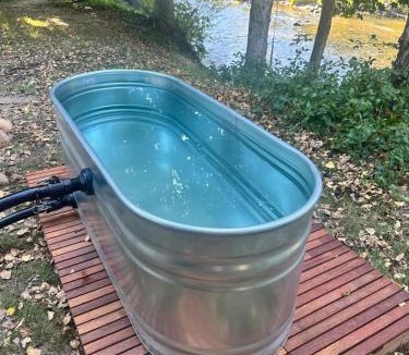 Jamieson House | Riverfront, Kayaks, Hot Tub, Sauna & Fire pit