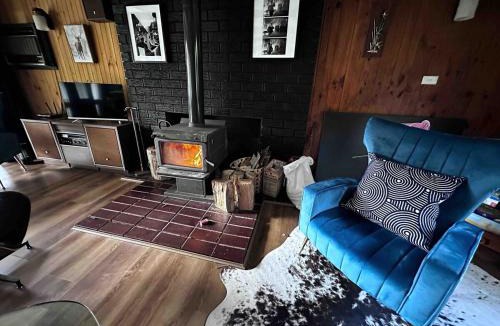 Jamieson House | Riverfront, Kayaks, Hot Tub, Sauna & Fire pit