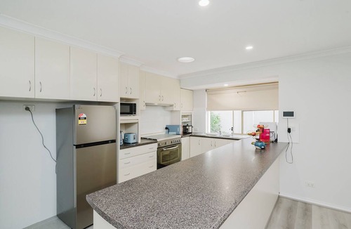 Shelley House | Riverside 4BR Retreat Shelley|Sleep8|Near Curtin| Min walks to river|CBD|Airport