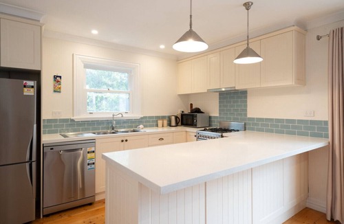 Barwon Heads House | Riverside Charm - Sleeps 8!