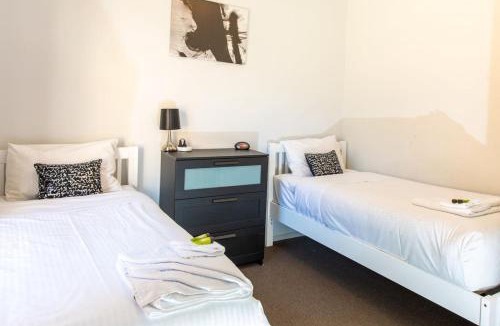 Gawler House | Riverview- Modern 3 Bedroom sleeps 2-8