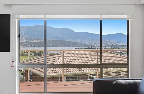 Lindisfarne House | Riverview Townhouse Retreat
