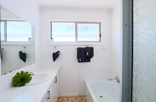 Waterhouse House | Robe Two Five . 1 Minute from Long Beach.