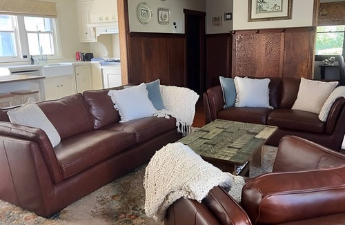 Moss Vale House | Robin Hill Manor - Stay 3 Pay 2