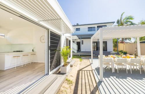 Anna Bay House | Robinson Retreat with Beach Bungalow, 3 Robinson St - air con, 2 kitchens, 6 bedrooms, 4 bathrooms