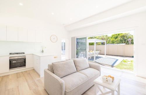 Anna Bay House | Robinson Retreat with Beach Bungalow, 3 Robinson St - air con, 2 kitchens, 6 bedrooms, 4 bathrooms