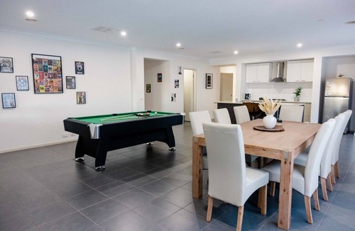 Sanctuary Lakes House | Rock Retreat in Sanctuary Lakes | Perfect for Families with Pool Table & Scenic Backyard