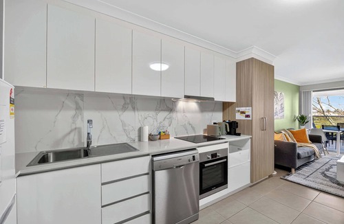 Rockingham Apartment | Rockingham Apartment 2BR, Balcony, Free Parking!