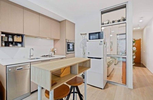 Fitzroy North Apartment | Roi Apartments - Central Fitzroy Apt with parking