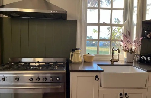 Kembla Grange House | Romantic 1890s Stone Cottage - 1 Acre Retreat