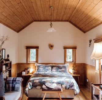 Penguin House | Romantic Farmlet Escape - Mini Goats & Firepit