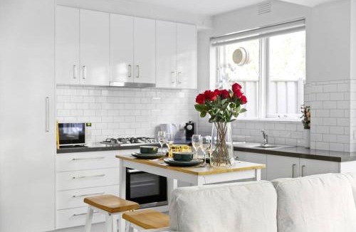 Prahran Apartment | Romantic Retreat with Garden