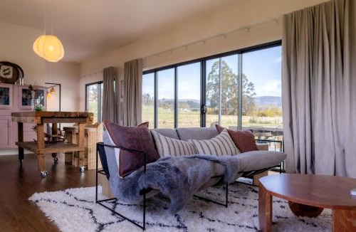 Chudleigh House | Romantic Tiers Escape - Pink Bath, Wood-Fired Pizza, Firepit & Mountain Magic