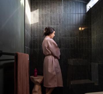 Chudleigh House | Romantic Tiers Escape - Pink Bath, Wood-Fired Pizza, Firepit & Mountain Magic