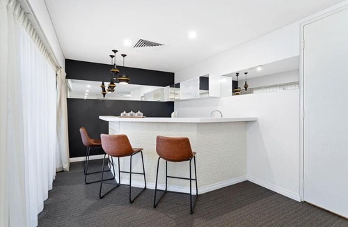 East Perth Apartment | Rooftop Apartment w Cocktail Bar Balcony & Pool