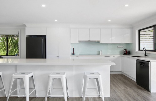 Copacabana House | Room for all, fireplace and walk to beach