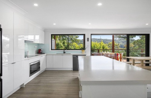 Copacabana House | Room for all, fireplace and walk to beach