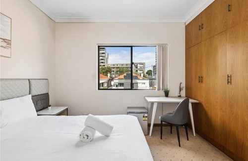 Carlton House | ROOM ONLY Double Room - 7-Min Walk to Carlton Station