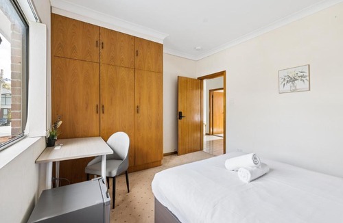 Carlton House | ROOM ONLY Double Room - 7-Min Walk to Carlton Station