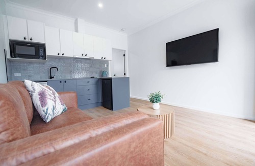 Dubbo Apartment | Ropa Standard Queen Suite - Luxe Stay in Dubbo