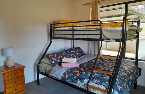 Williams House | Rose Creek Farm Stay in Williams! Pet friendly Farm Stay !