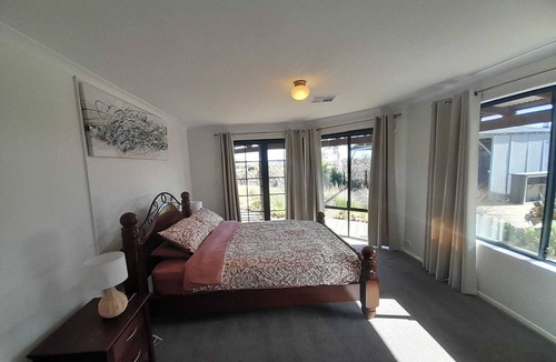 Williams House | Rose Creek Farm Stay in Williams! Pet friendly Farm Stay !