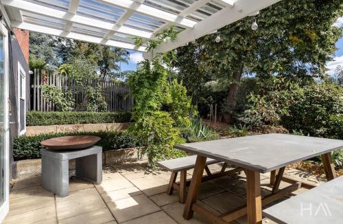 East Launceston House | Rose Gold Hideaway