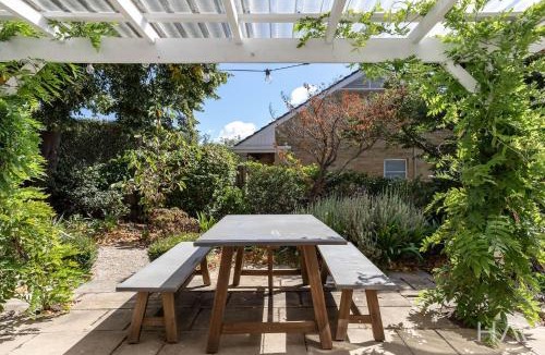 East Launceston House | Rose Gold Hideaway