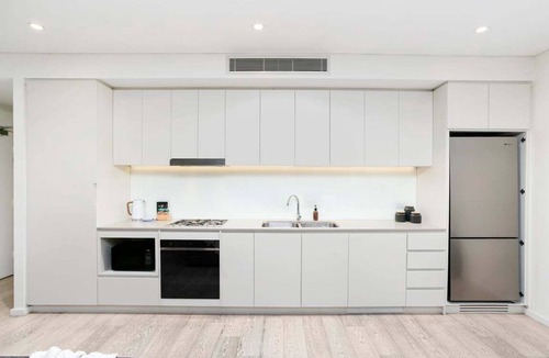 Rosebery Apartment | ROSE9 - Sunlit Rosebery Stay | Balcony & Easy Airport Access