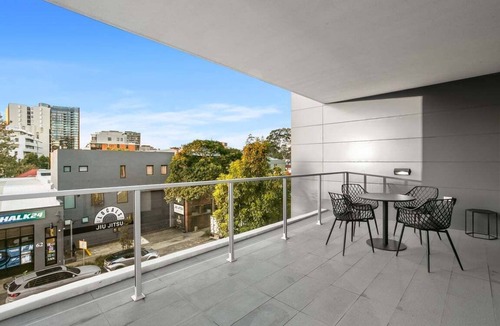 Rosebery Apartment | ROSE9 - Sunlit Rosebery Stay | Balcony & Easy Airport Access