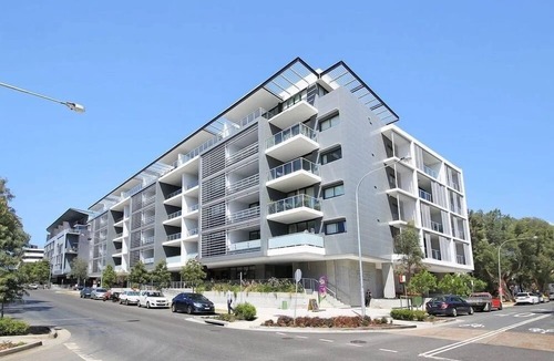 Rosebery Apartment | ROSE9 - Sunlit Rosebery Stay | Balcony & Easy Airport Access