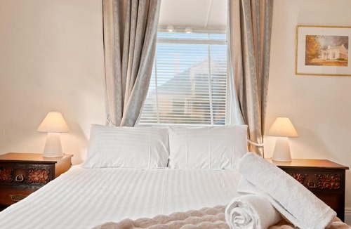 North Hobart House | Rosehaven Retreat - Pool Table - Free Parking - Walk to Restaurants