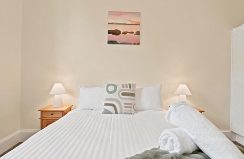 North Hobart House | Rosehaven Retreat - Pool Table - Free Parking - Walk to Restaurants