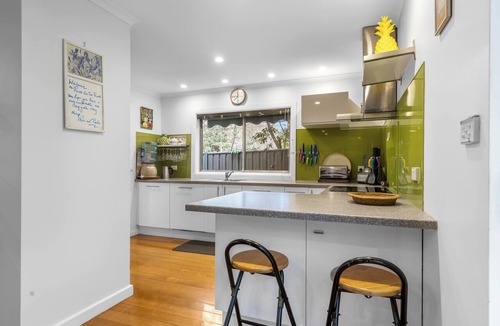 Bright Cottage | Roses On The River - An absolute river frontage cottage in Bright