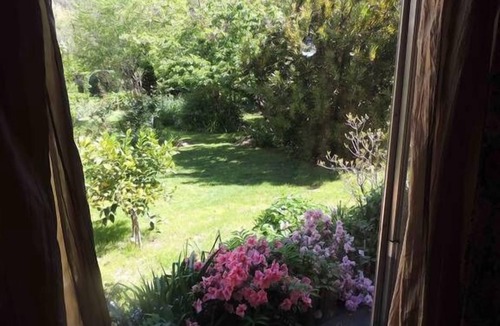 Bright Cottage | Roses On The River - An absolute river frontage cottage in Bright