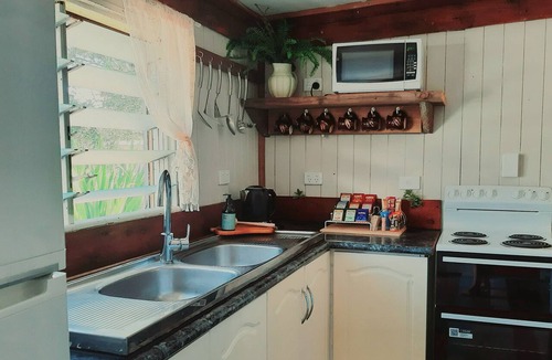 Tambo Cottage | Rosewood Cottage at Wild Wood Park Retreat | Rustic 2-Bedroom Country Cottage