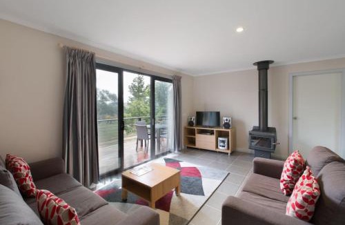 Jindabyne House | Runway View Cottage at Touchdown Cottages